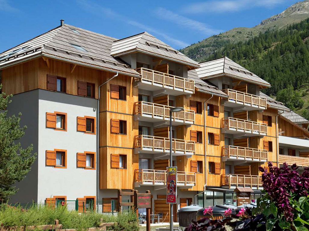 Serre-Chevalier-Residence-Odalys-Aquisana-Skimanijaci-s01